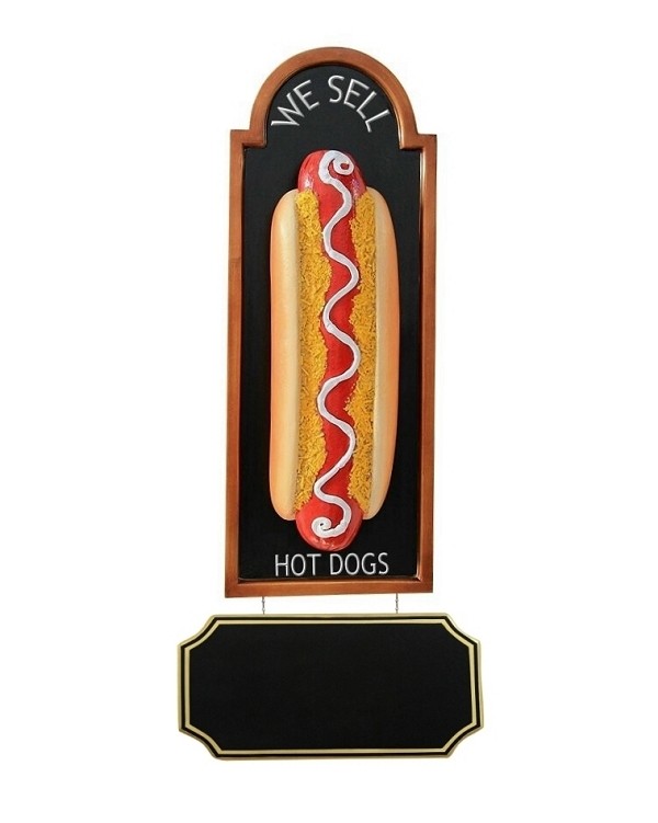 Hotdog auf Angebotstafel mit Angebotsschild