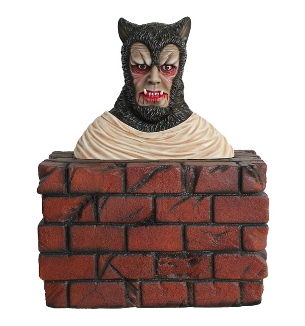 Werwolf Büste auf Mauer