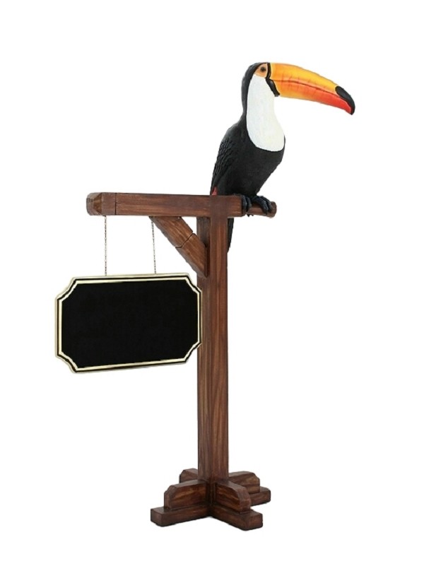Vogel Tukan auf Holzständer mit Angebotsschild