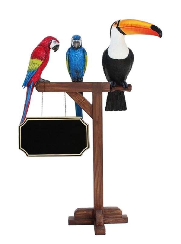 Vogel Tukan und 2 Papageien auf Holzständer mit Angebotsschild
