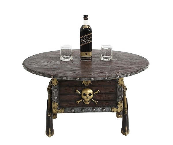 Piraten Schatztruhe mit Pistolen Tisch mit Holzplatte