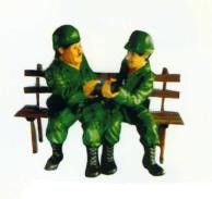 Dick und Doof als Soldaten sitzend auf Bank