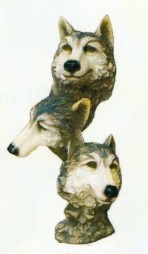 3 Wolfsköpfe als Statue