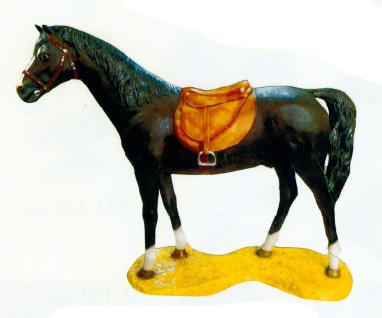 lebensgroßes dunkelbraunes Pferd mit Sattel