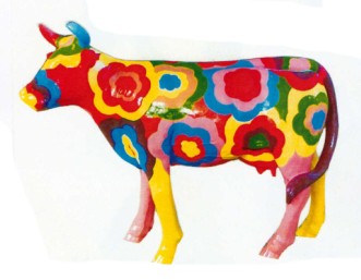 kleine farbige Kuh mit Blütenmuster