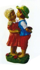 kleines Mädchen mit Junge Küssend auf Rosenwiese