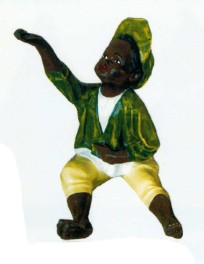 farbiger Junge klein mit grüner Kleidung