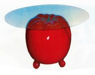 Glastisch mit großer Tomate