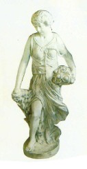 antike Frau mit Blumen unterm Arm