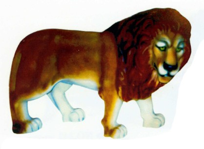 großer starker Löwe laufend