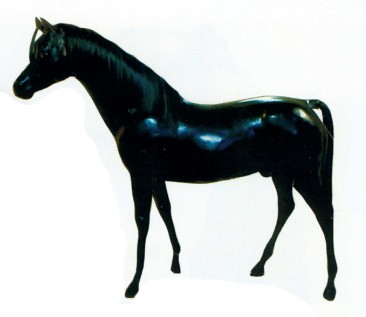 Schwarzes Pferd mit Echthaarmähne
