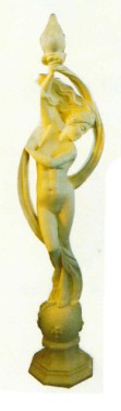 antike Frauenstatue mit Lampe