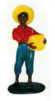 farbiges Kind mit Hut trägt Körbchen