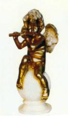 sitzender Engel in gold auf weißer Kugel mit Flöte