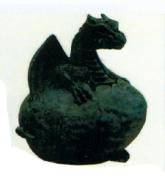 schwarzes Drachenbaby aus Ei