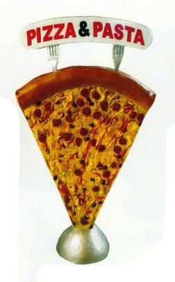 großes Stück Pizza mit Werbeschild