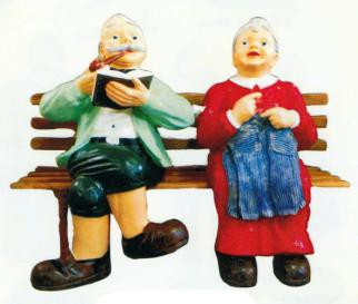Opa und Oma sitzend auf Bank groß