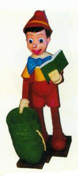 großer Pinocchio mit Buch und Sack