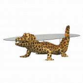 Kaiman im Leopardenlook als Couchtisch
