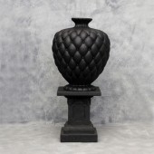 Vase Chesterfield schwarz auf Podest