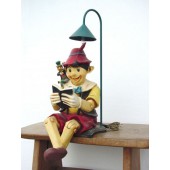 Pinocchio lesend mit Lampe