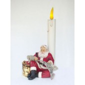 Weihnachtsmann sitzend an Kerze