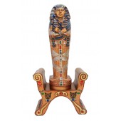 ägyptischer Sarg mit Mumie auf ägyptischem Hocker