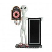 Alien mit Donut auf Tafel und Angebotstafel