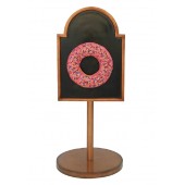 Donut rosa auf Angebotstafel auf Ständer