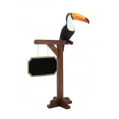 Vogel Tukan auf Holzständer mit Angebotsschild