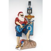 Weihnachtsmann in Sommeroutfit mit Gitarre