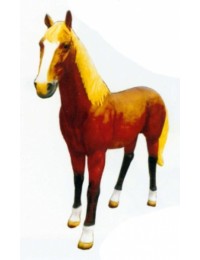 braunes Pferd lebensgroß mit blonder Mähne
