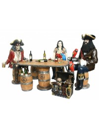 Piraten an großem Weinfasstisch