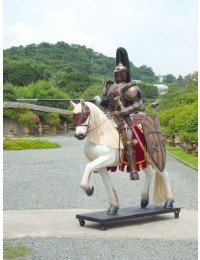 Ritter auf Pferd mit Lanze in Kampfpose