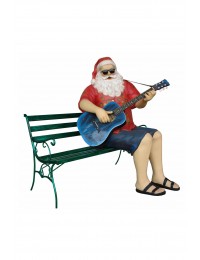 sitzender Weihnachtsmann in Urlaubsstimmung spielt auf Gitarre