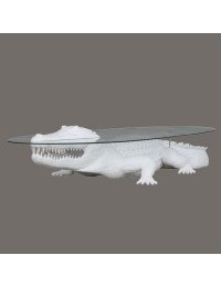 weißes Krokodil als Couchtisch