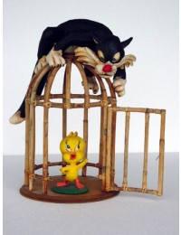 Katze und Vogel am Käfig