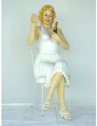 Marilyn Monroe Double sitzend mit Sektflasche