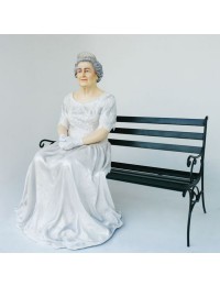 Queen Elizabeth sitzend auf Bank