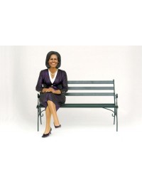 Michelle Obama sitzend auf Bank
