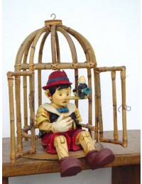 Pinocchio in Käfig weinend