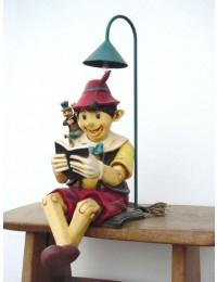 Pinocchio lesend mit Lampe