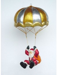 Weihnachtsmann am Fallschirm
