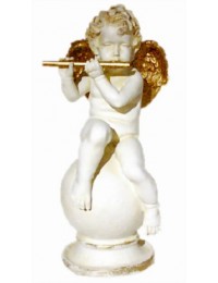 Engel spielend auf Flöte