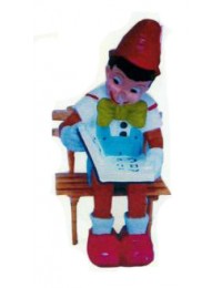 Pinocchio sitzend auf Bank mit Buch