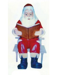 Weihnachtsmann sitzend auf Bank mit Buch