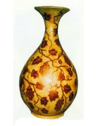 Antik wirkende Vase mit Weinmuster