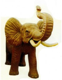 lebensgroßer Elefant mit Rüssel oben
