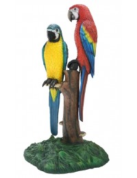 Papageien auf Baumstamm