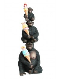 Affenfamilie mit Eis aufeinander